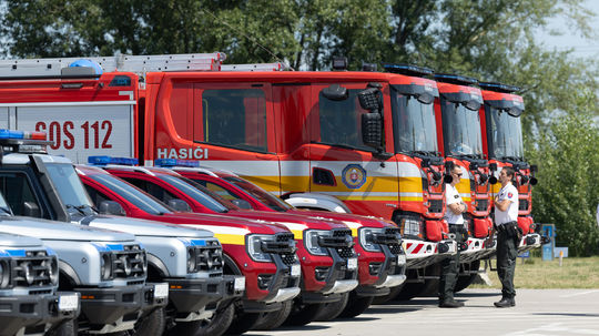 Autá, člny aj terénne špeciály. Štát vybavil hasič