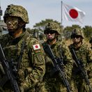 Príslušníci Japonských pozemných síl sebaobrany...