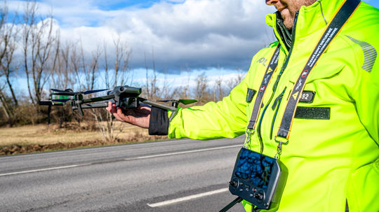Zábery z policajnej kontroly dronmi v Senci.