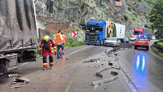 Nehoda uzavrela cestu pod Strečnom, úsek je neprej