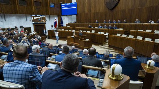 Poslanci začali rokovanie novelou, ktorá rieši i opaľovanie 