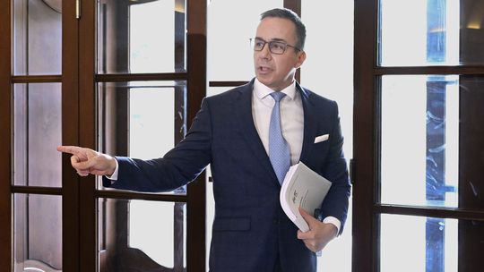 Opatrovatelia si polepšia. Vláda schválila vyššie príspevky 
