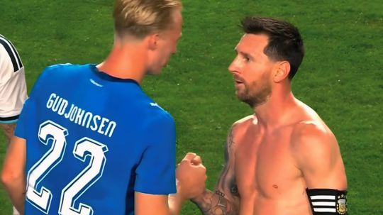 Dobrý deň, pamätáte si na mňa? Hrávali ste s mojím otcom. Hviezdny Messi od prekvapenia na moment stratil reč