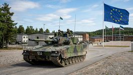 Tank CV90120 s vlajkou EÚ - obrázok vytvorený AI