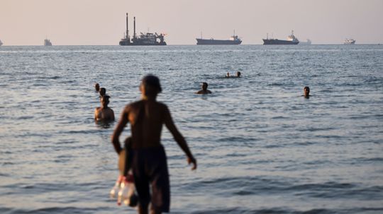 Každá loď prechádzajúca Hormuzom bude cieľom útoku, varuje Irán a prieliv zavrel