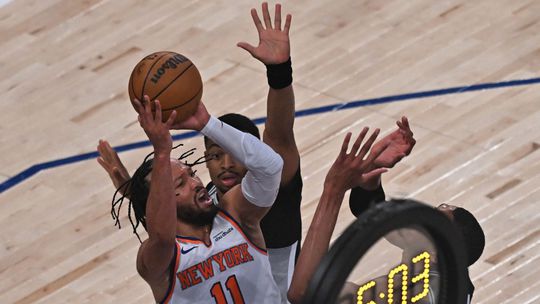 Domáci prehrávali už o 29 bodov. Historický obrat New Yorku Knicks, od titulu ho delí jediná výhra