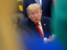 103. deň: Trump na poslednú chvíľu ruší útoky a posiela Vancea do Európy. Irán však jeho optimizmus schladil