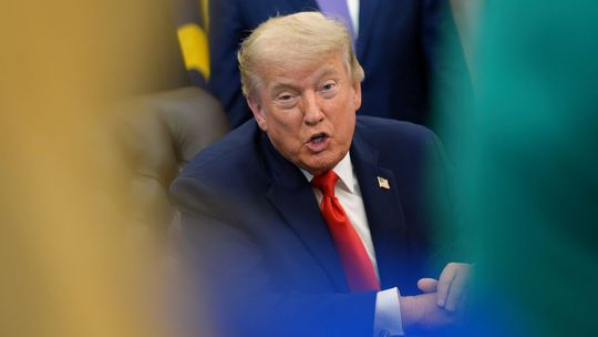 103. deň: Trump na poslednú chvíľu ruší útoky a posiela Vancea do Európy. Irán však jeho optimizmus schladil