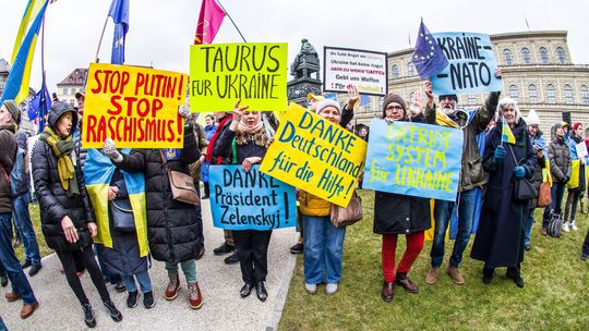 Mladí Ukrajinci by mali bojovať, nie utekať do cudziny, odka