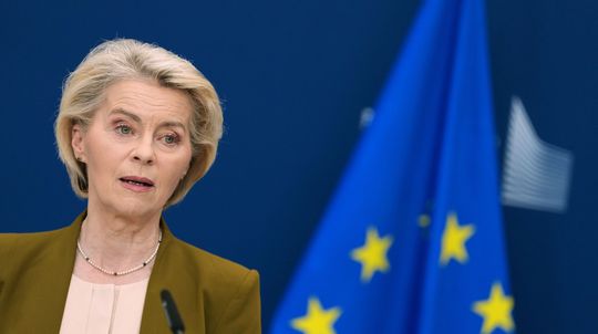 Nový problém pre von der Leyenovú. Súdny poradca spochybnil utajovanie vakcínových zmlúv proti covidu