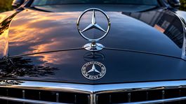 Mercedes-Benz, kapota - obrázok vytvorený AI
