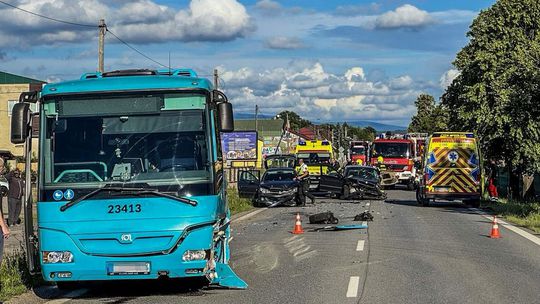 V Sobranciach došlo k nehode autobusu a dvoch vozidiel