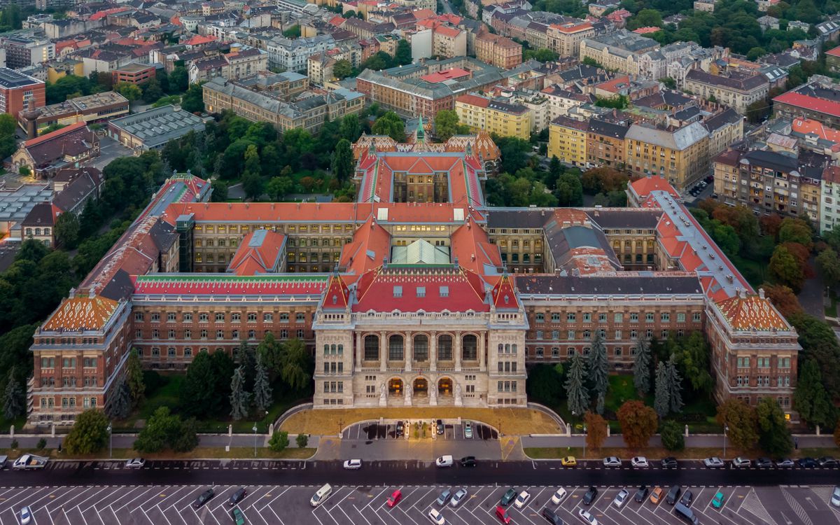 Historická budova univerzity v Budapešti, na...