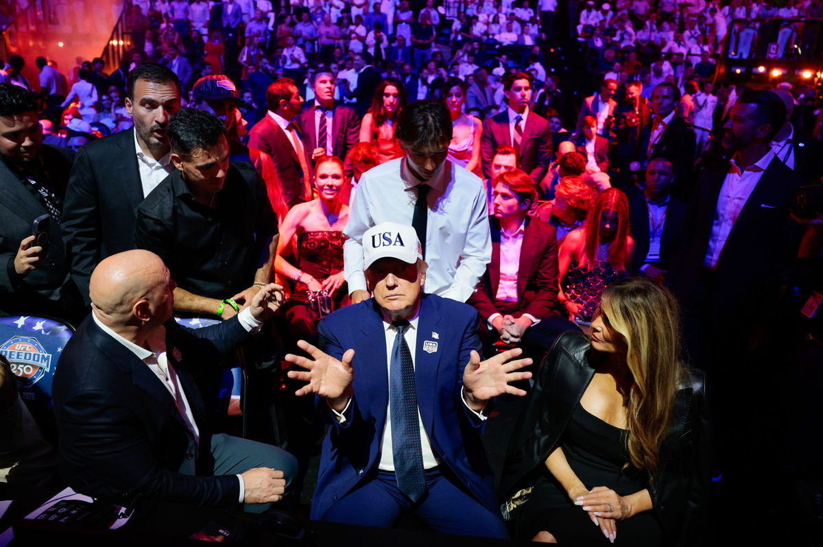 Prezident Donald Trump, v strede, gestikuluje...