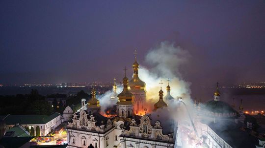 Zázrak v Kyjeve? Boží lejak nad horiacim kláštorom. Koľko peňazí bude stáť jeho oprava po ruskom útoku?