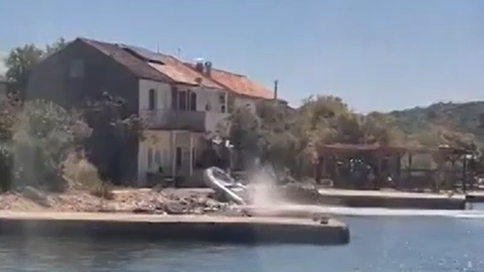Chaos na Jadrane pokračuje. Po tragickej zrážke lodí narazil čln v plnej rýchlosti do skál