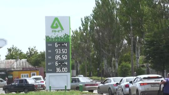 VIDEO: Natankovať v Donecku je umenie. Buď nič, alebo dlhé rady. Ukrajina udiera na citlivé miesta