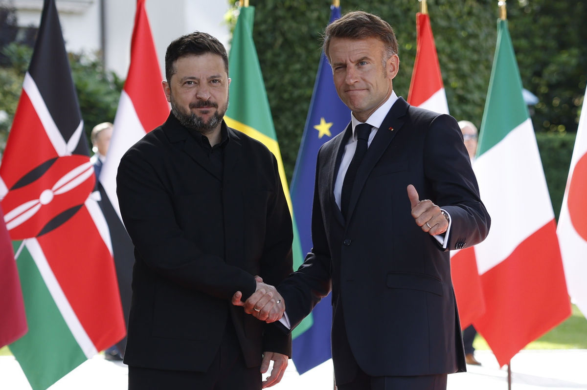 Francúzsky prezident Emmanuel Macron víta...
