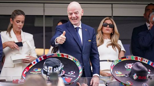 Futbal je už len pre pracháčov. Ostatní nech sedia v obývačke. Toto sú čísla, ktoré znejú šialene