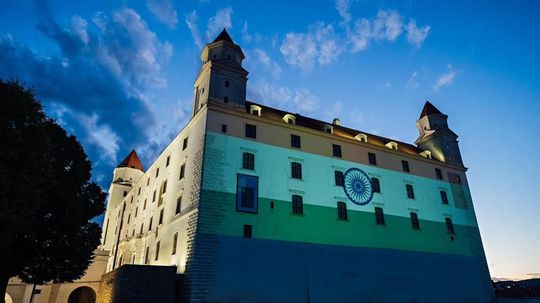Bratislavský hrad v indickej trikolóre.