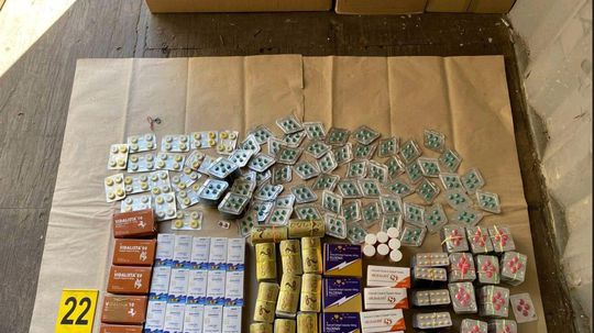 Miliónový biznis s falošnou potenciou padol. Polícia rozložila gang, zásielky chodili aj cez Slovensko