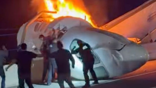 Horor na texaskej diaľnici: Havária lietadla rozpútala chaos, vodiči zachraňovali posádku z plameňov