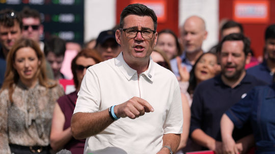 Burnham sa vracia na scénu a mieri na Downing Street. Starmer cúvnuť nemieni a ide do boja
