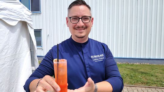 Majster sveta nám namiešal super osviežujúci drink. Pozrite sa, ako pripravuje koktail skúsený šampión