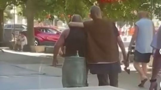 Agresívny muž so sekerou v Bratislave, podozrivého zadržali