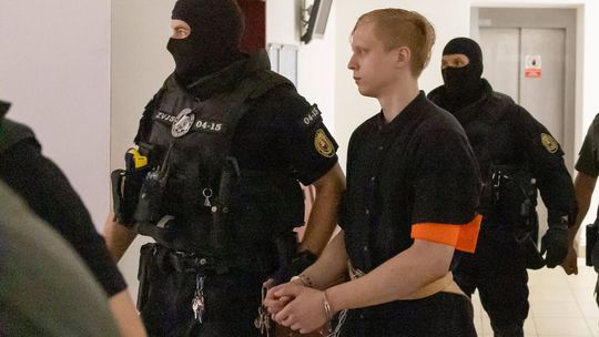 Desivé zábery pred súdom. Samuel S. priznáva útok na gymnáziu, no s obžalobou nesúhlasí