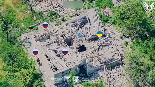 VIDEO: Sám proti presile: osamelý výsadkár rozbil ruský prieskum v drsnom boji zblízka