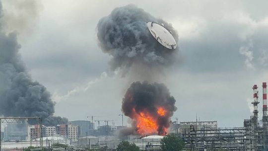 Záber, ktorý obletel svet. Veko ropnej nádrže si Rusi podľa všetkého odpálili sami, dokazuje video