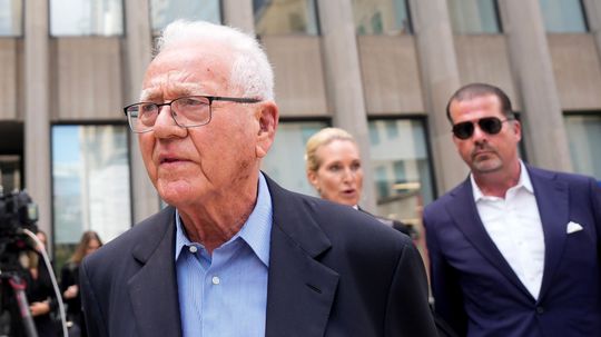 Rakúsko-kanadský miliardár Stronach bol uznaný vinným zo sexuálneho napadnutia