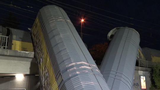 VIDEO: V Nemecku sa zrazili dva vlaky, vagóny spadli z mosta