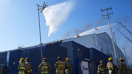 VIDEO: Do vzduchu unikajú nebezpečné chemikálie. Los Angeles vyhlásilo stav núdze