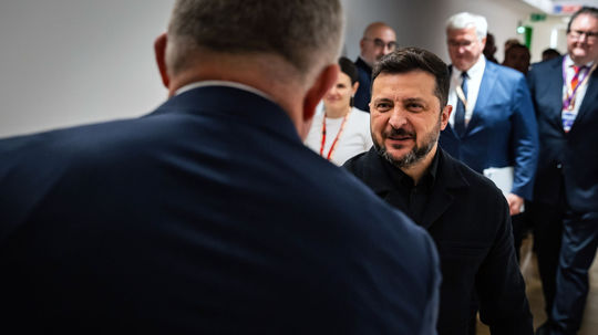 Zelenskyj zvažuje cestu do Poľska, Tusk varuje pred strategickou chybou a Sybiha ostro zaútočil na Nawrockého