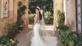 Dua Lipa ako nevesta vám vezme dych! Pol milióna korálikov, 25-tisíc pierok a závoj dlhý ako cesta do práce, táto róba sa zapíše do kroník