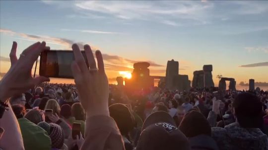 VIDEO: Úplne nabité. Tisíce ľudí v tajomstvami opradenom Stonehenge vítali letný slnovrat