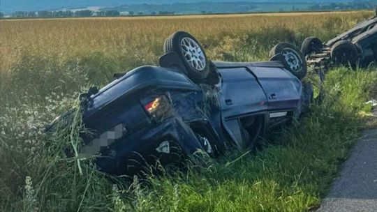 Desivá nehoda pri Trebišove: Autá skončili na streche, viacerých ľudí previezli do nemocníc