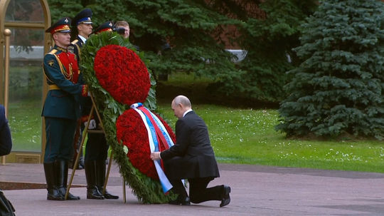 VIDEO: Putin pred Kremľom, spomienka na plán Barbarossa. Kvety dal aj Kyjevu