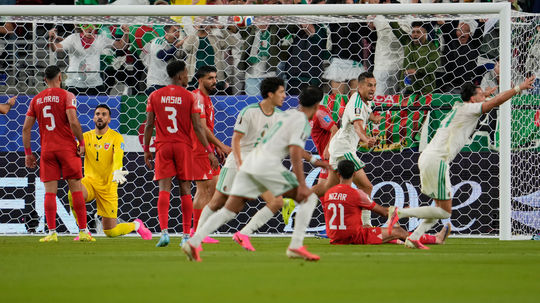Alžírčania po obrate v druhom polčase oslavujú dôležitý triumf, Jordánsko stratilo šancu na postup