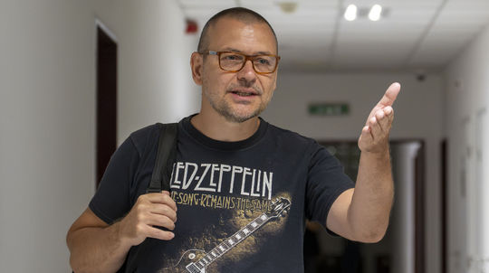 Tóth na súde vypovedal o Kočnerových motákoch a hovoroch z cely: Obžalovaný cez ne podľa svedka maskoval kontakty so Zsuzsovou