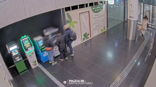 VIDEO: Z bankomatov pri Bratislave ukradli vyše 130-tisíc eur. Polícia po mesiacoch chytila trojicu Venezuelčanov