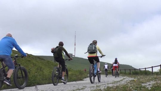 Cyklisti tesne pod vrcholom Kráľovej hole....