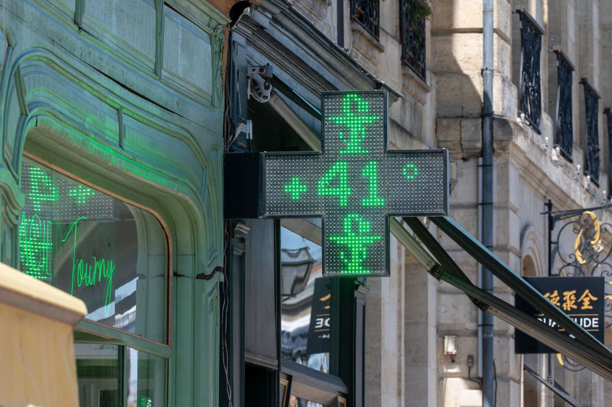 Teplomer na lekárni v meste Bordeaux na...