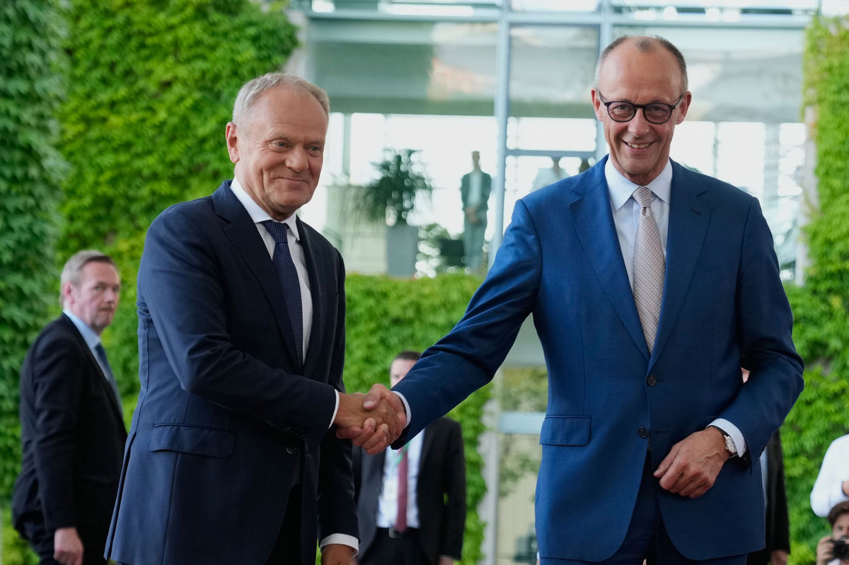 Nemecký kancelár Friedrich Merz (vpravo) si...