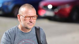 Peter Tóth prichádza na súd v Pezinku