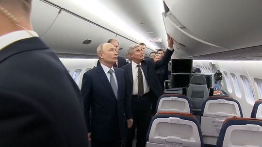 VIDEO: Putinovi ukázali nové lietadlá, poskladali ich hlavne z ruských súčiastok