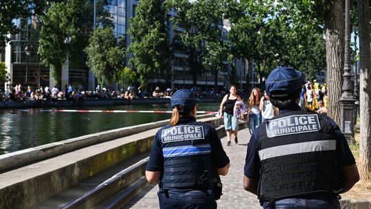 Ľudia kolabujú z horúčav, nemocnice nestíhajú. Mesto pristúpi k razantnému kroku: Zakáže predaj aj pitie alkoholu