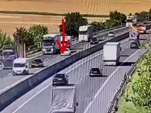 VIDEO: Desivé zábery z D1. Vodič v plnej rýchlosti narazil do cestárov, ani nebrzdil
